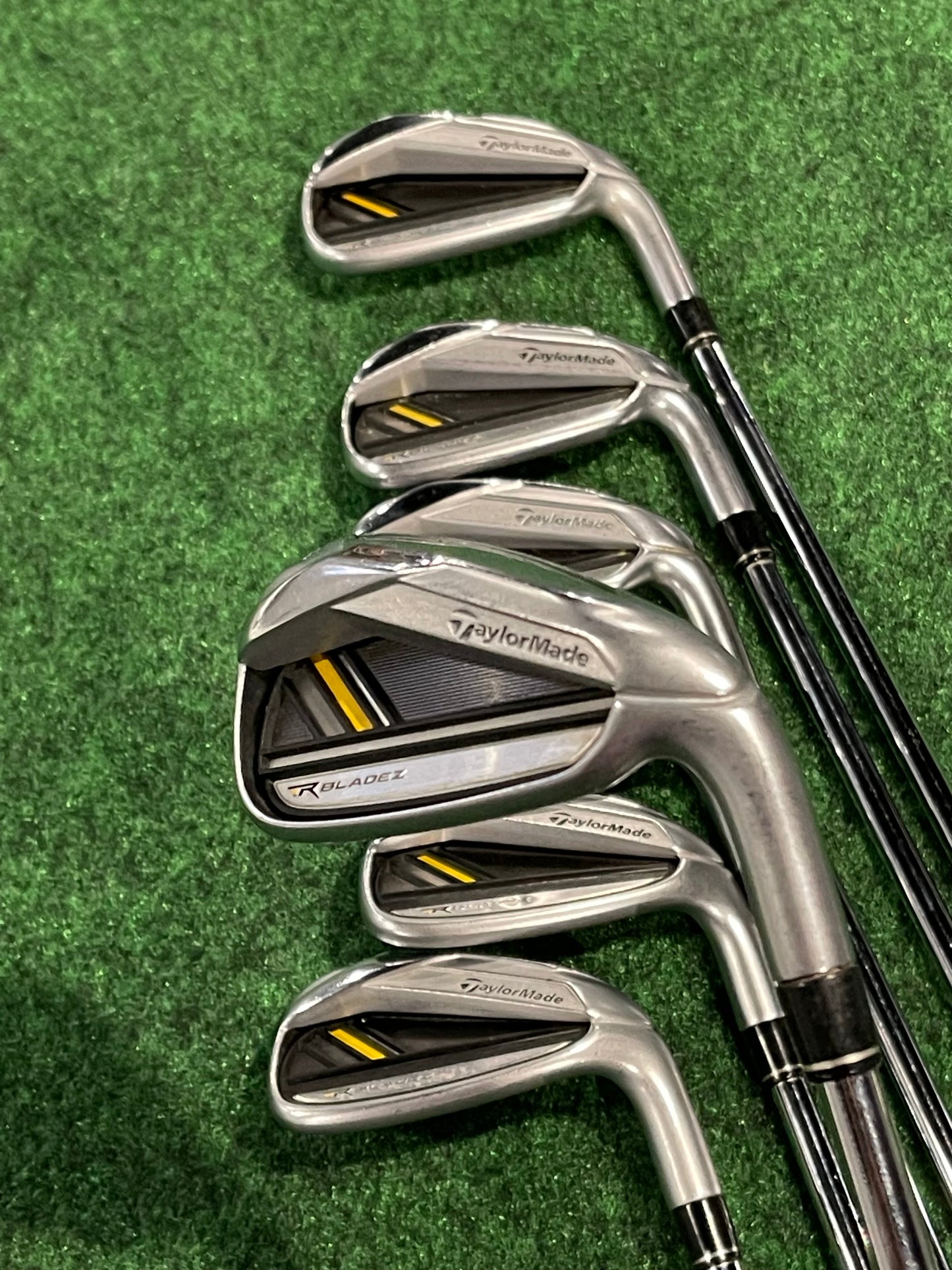 RH Taylormade Rbladez golf irons stiff