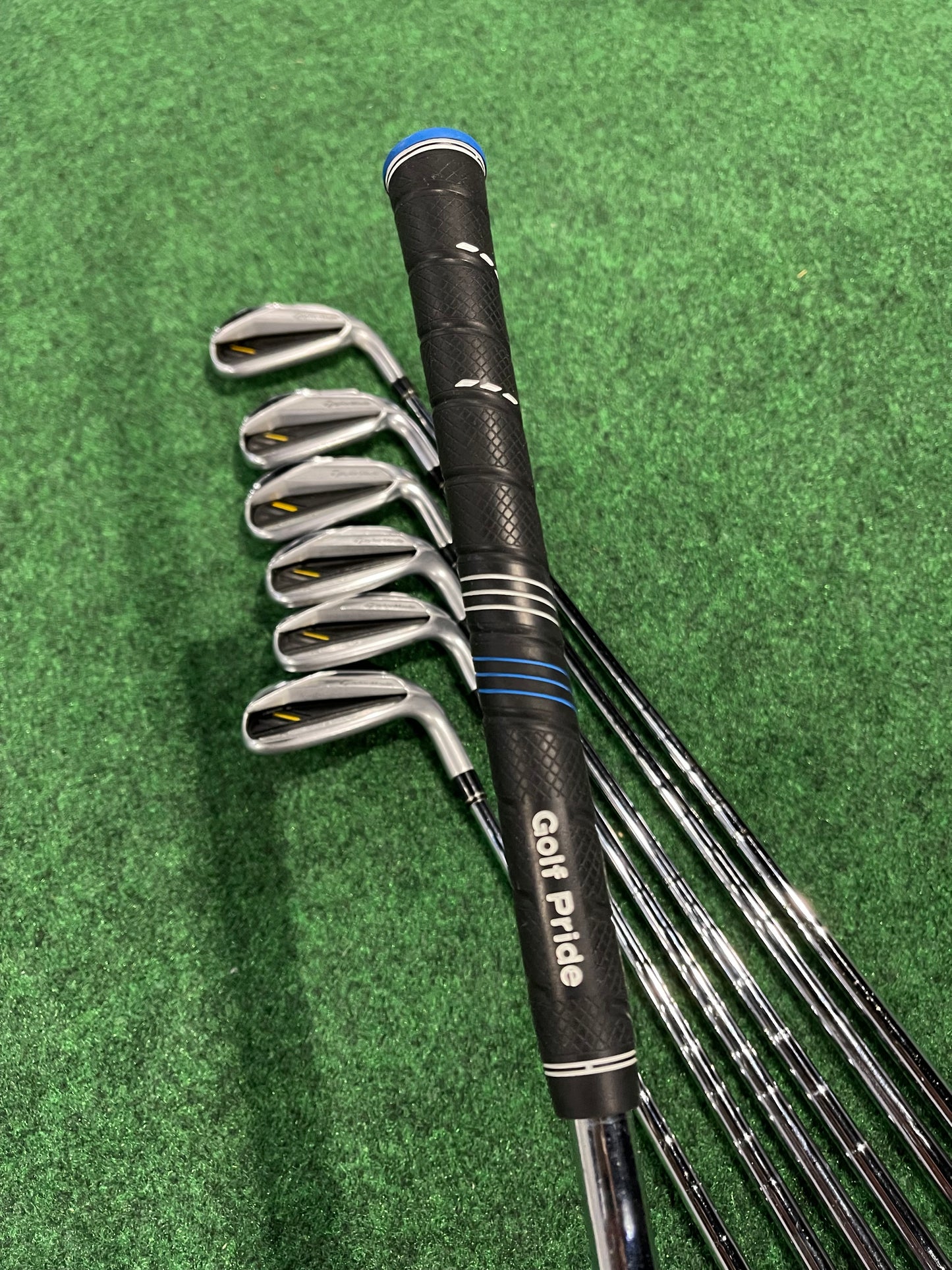 RH Taylormade Rbladez golf irons stiff
